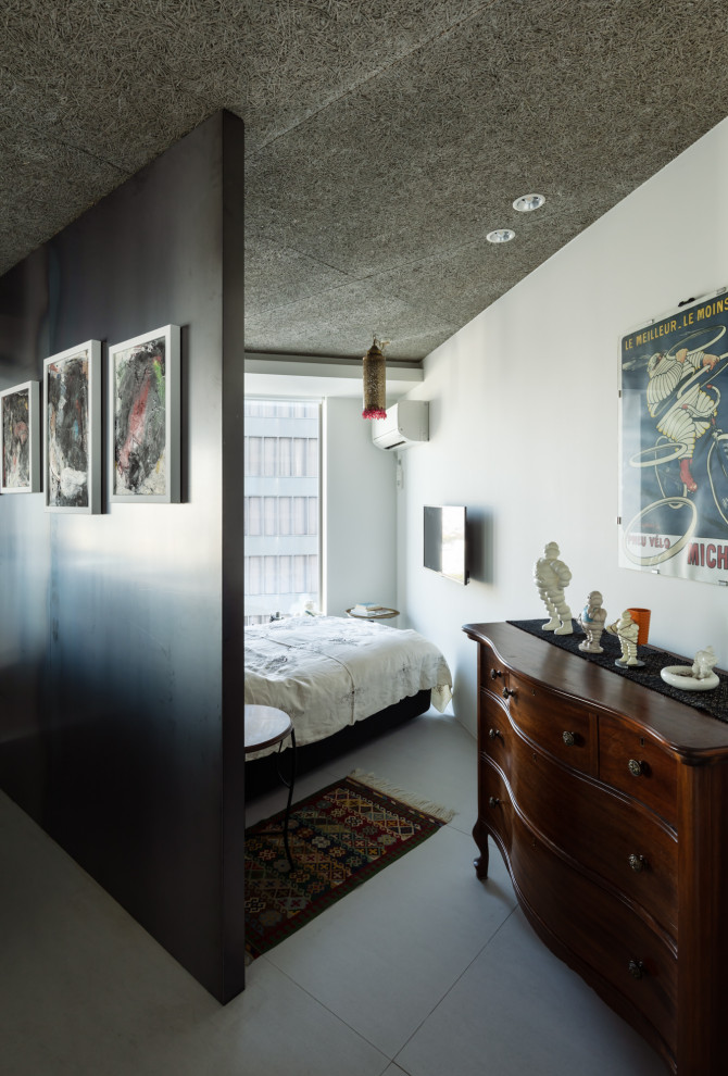 Идея дизайна: хозяйская спальня среднего размера в стиле модернизм с белыми стенами, бетонным полом, серым полом, деревянным потолком, стенами из вагонки и акцентной стеной без камина