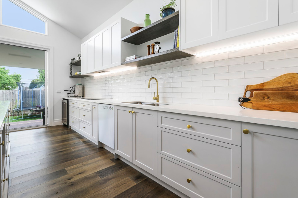 Transitional kitchen in Melbourne.