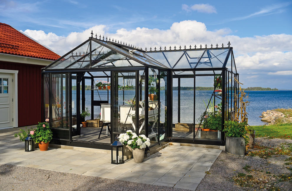 Inspiration for a mid-sized transitional garden in Copenhagen.