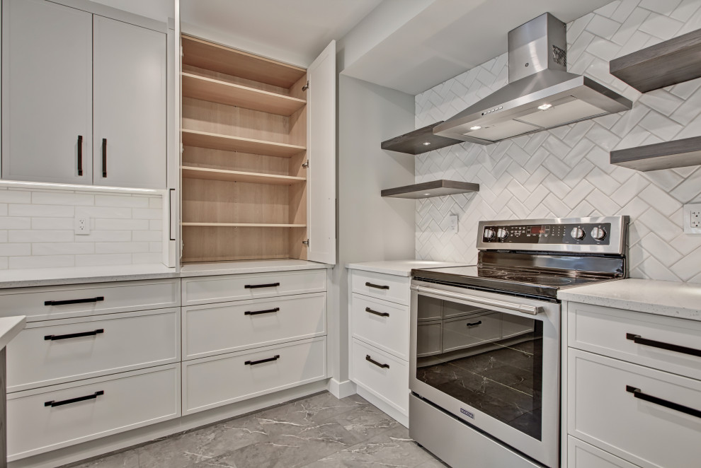 Idéer för ett modernt vit kök, med en undermonterad diskho, släta luckor, vita skåp, bänkskiva i kvartsit, vitt stänkskydd, stänkskydd i porslinskakel, rostfria vitvaror och grått golv