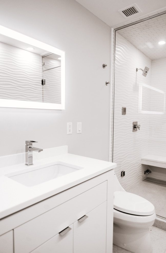 Bild på ett mellanstort funkis vit vitt en-suite badrum, med släta luckor, vita skåp, en dubbeldusch, en toalettstol med hel cisternkåpa, vit kakel, keramikplattor, vita väggar, klinkergolv i keramik, ett undermonterad handfat, bänkskiva i kvarts, vitt golv och dusch med gångjärnsdörr