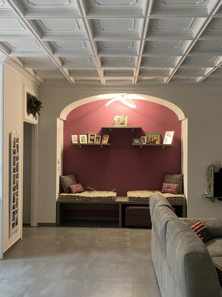 Exemple d'une petite salle de séjour moderne ouverte avec un mur violet, un sol en carrelage de porcelaine, un sol gris et un plafond à caissons.