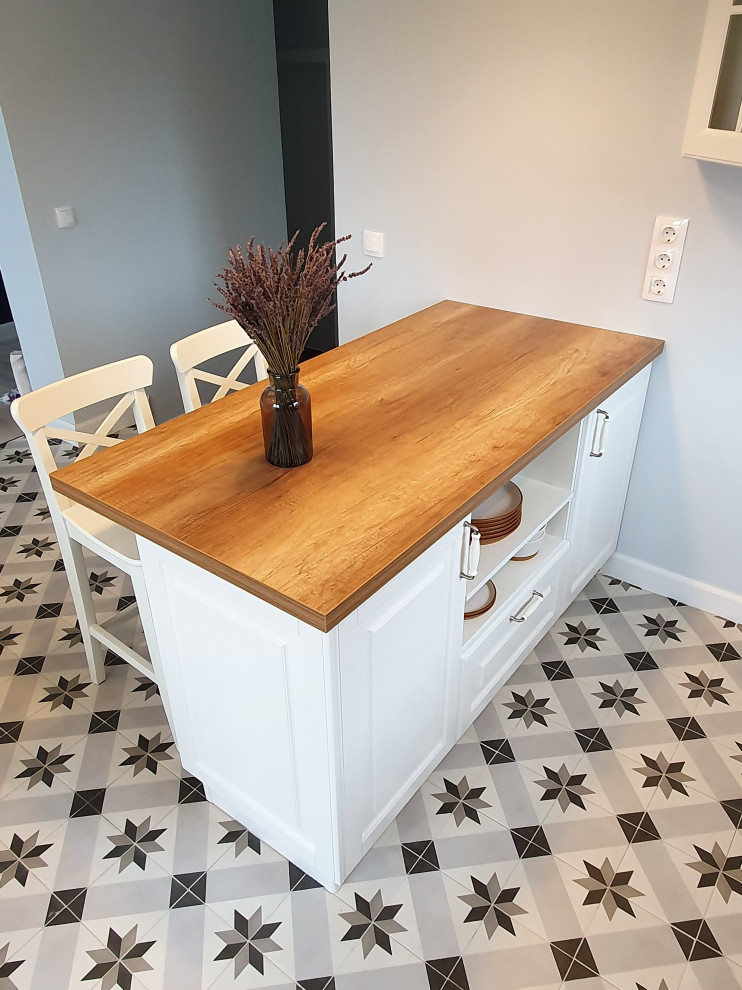 Кухня в неоклассическом стиле с полуостровом