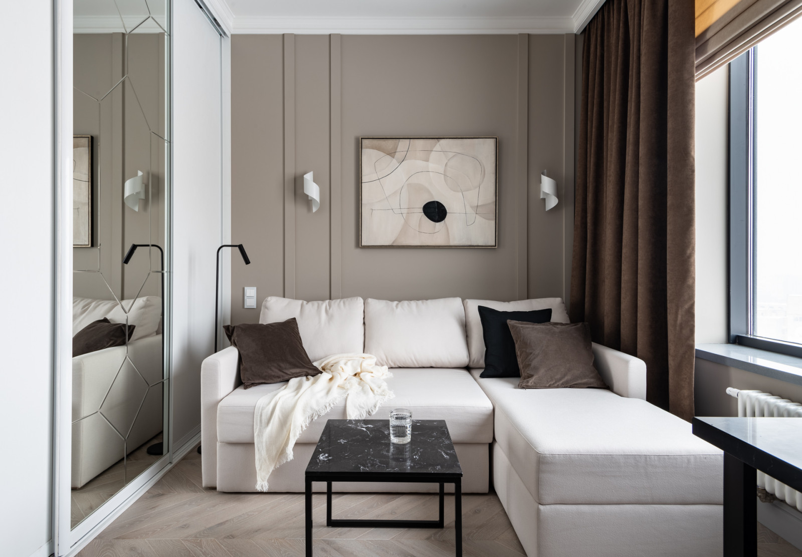 Журнал «Идеи Вашего Дома» назвал этот интерьер «обволакивающий уютом»