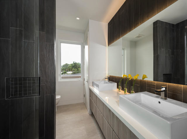 Photo of a contemporary bathroom in Miami.