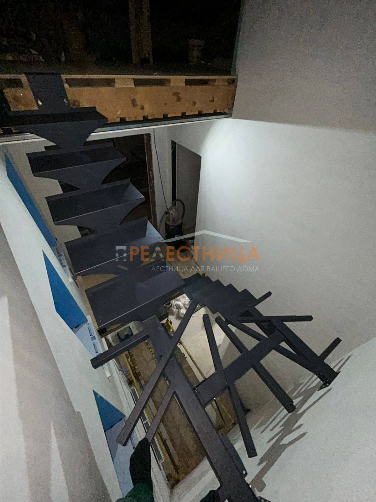 Металлический каркас открытого типа со второго на третий этаж