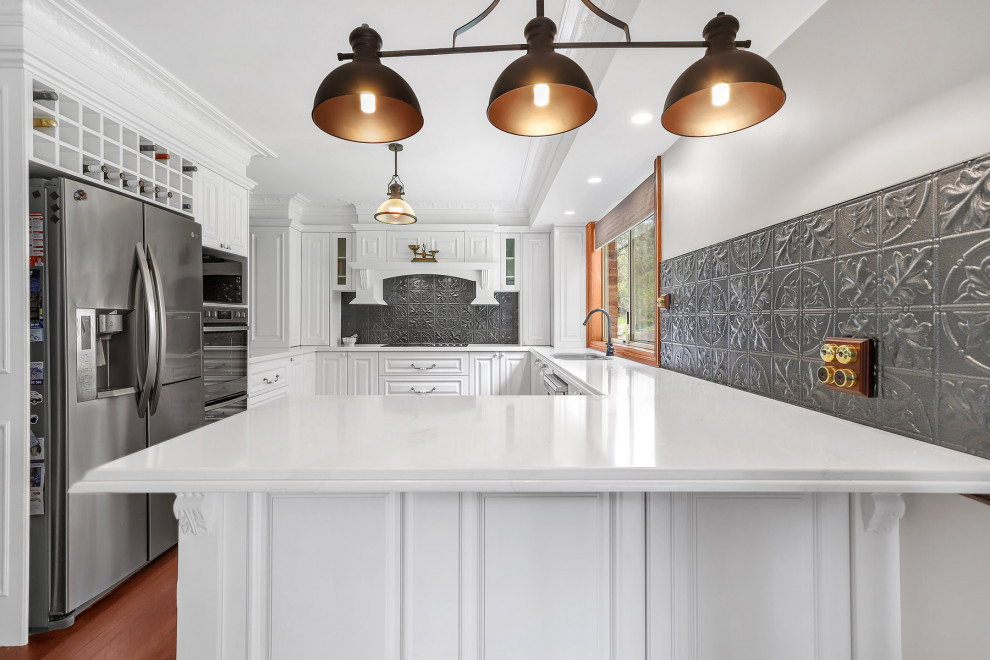 Inspiration for a large traditional kitchen in Sydney.