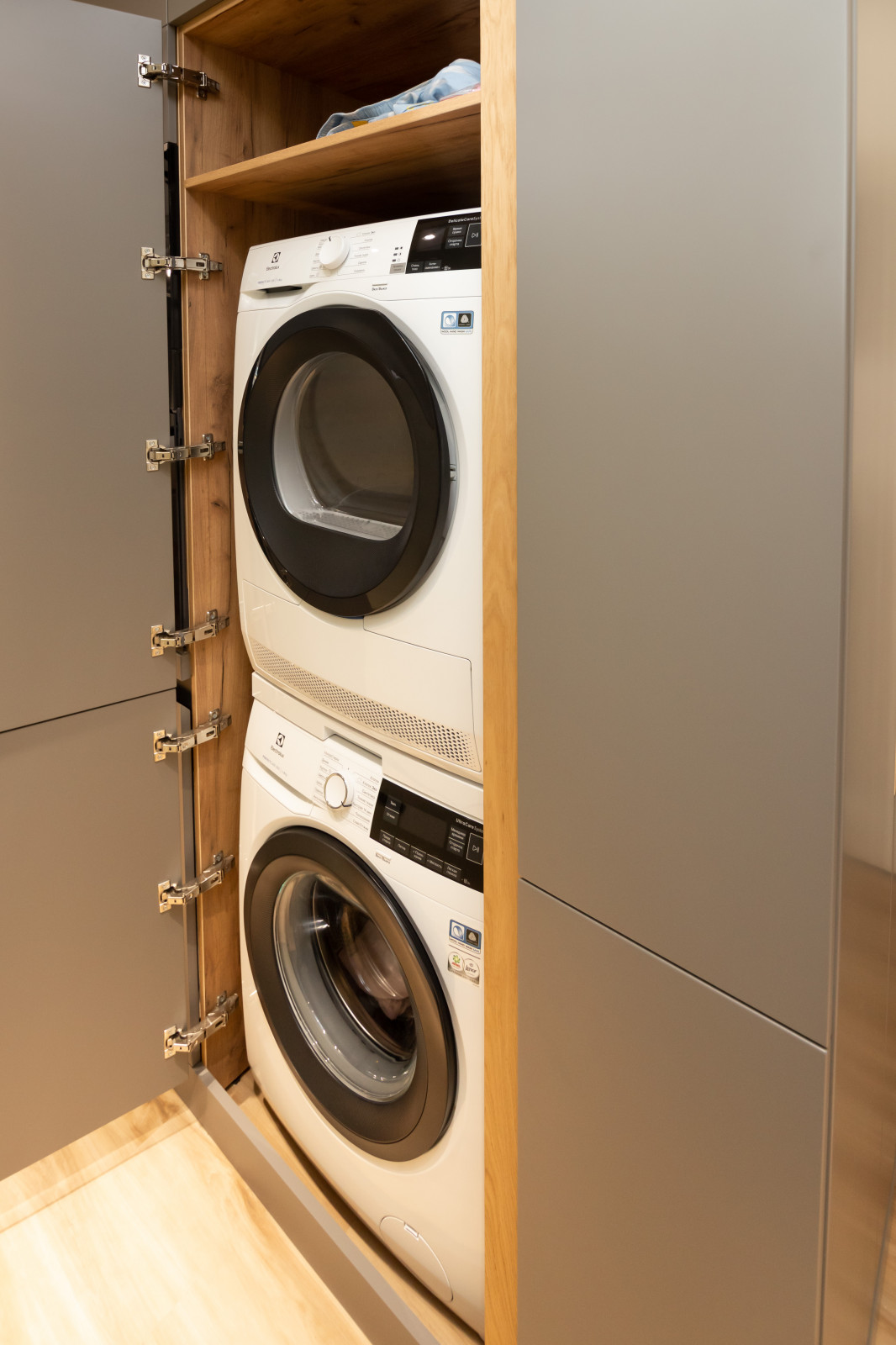 Компактная кухня-прихожая в современном стиле