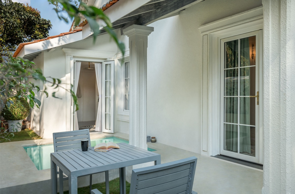 This is an example of a contemporary patio in Mumbai.