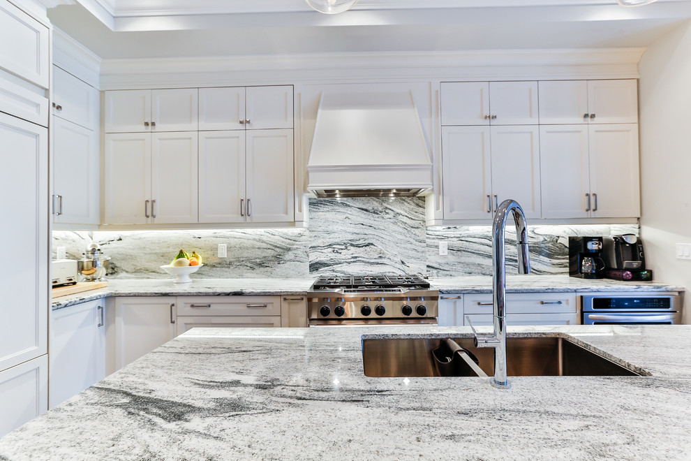 Transitional kitchen photo in Toronto