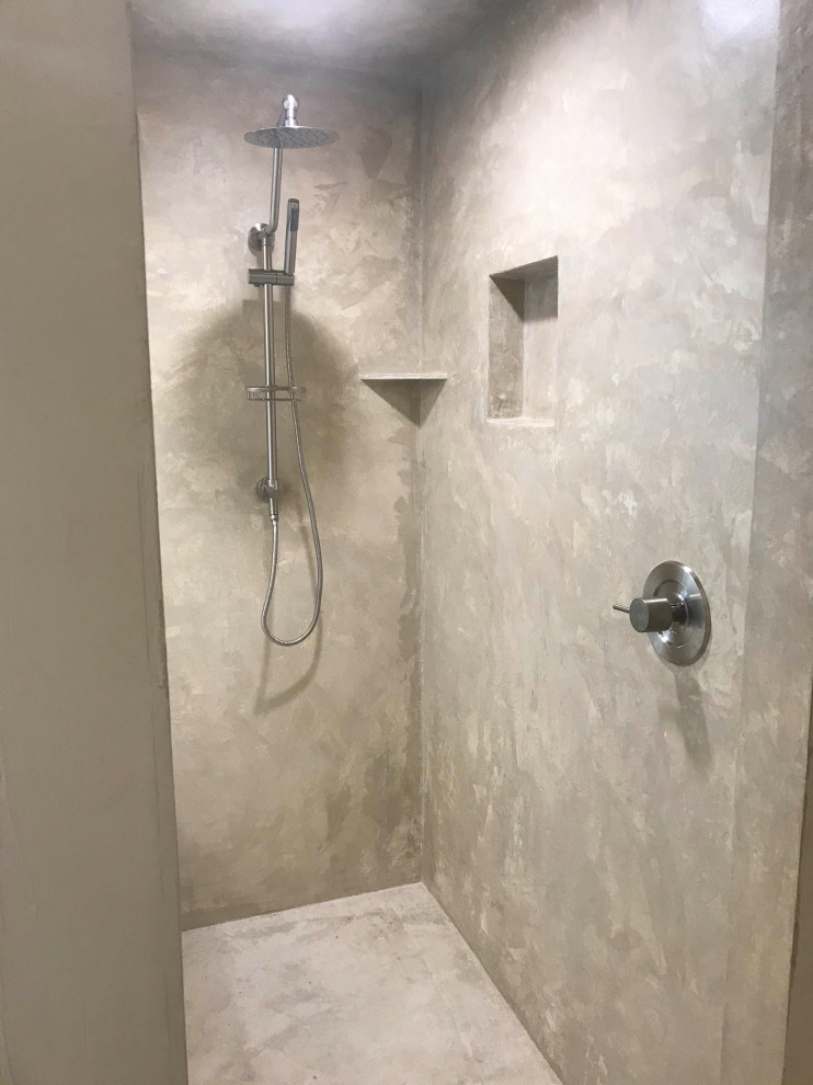 Photo of a mid-sized mediterranean master bathroom in Tampa with an alcove shower and a hinged shower door.