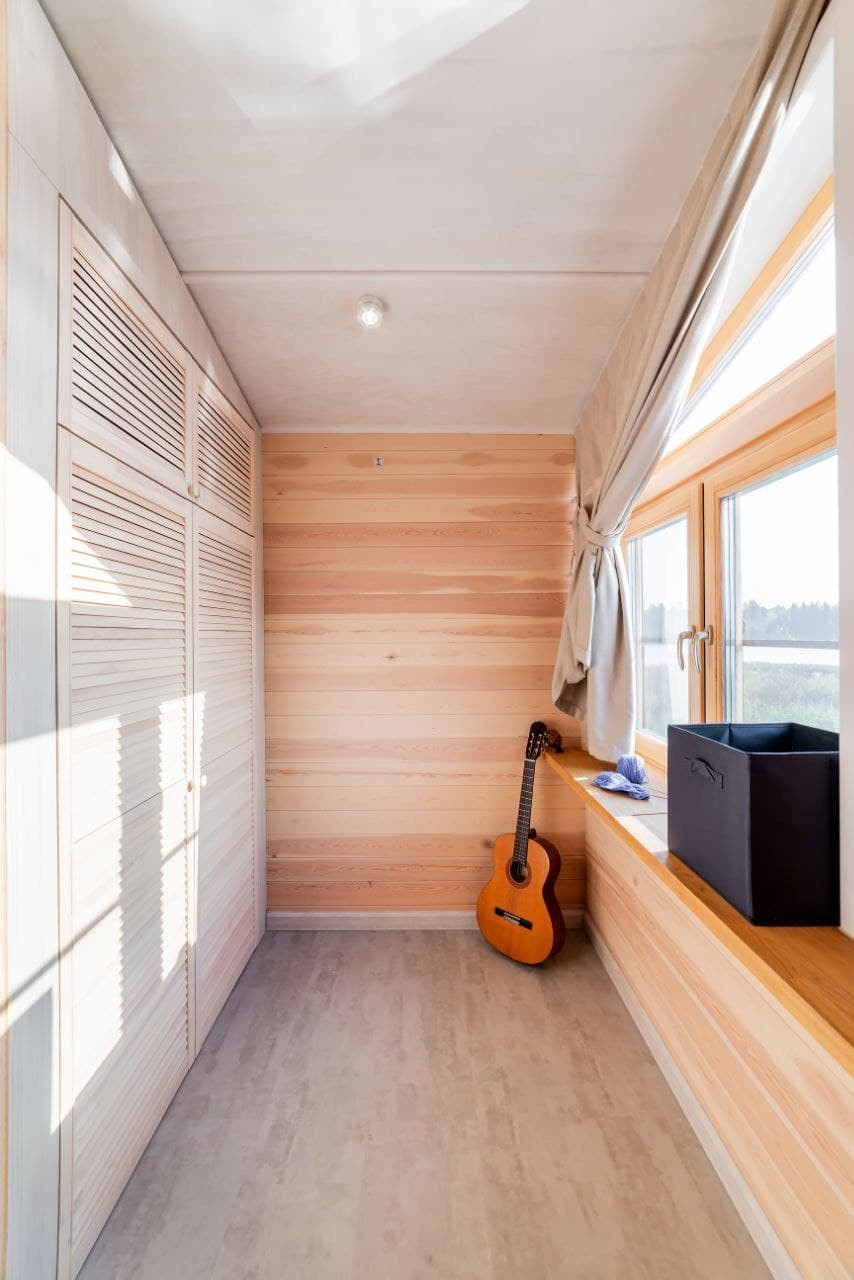 Шкаф с жалюзийными фасадами из массива