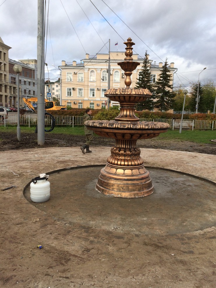 Большой парковый фонтан из бетона в Томске