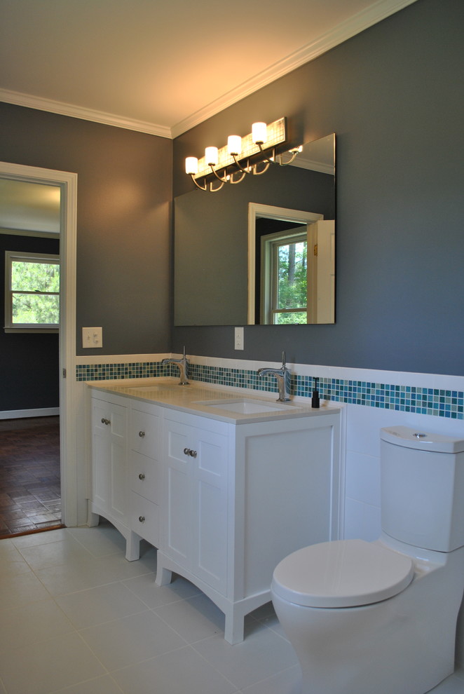 Photo of a mid-sized traditional master bathroom in Other with shaker cabinets, white cabinets, a one-piece toilet, blue tile, white tile, porcelain tile, grey walls, porcelain floors, an undermount sink, engineered quartz benchtops and white floor.