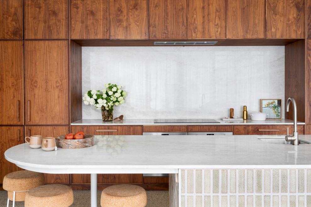 Zweizeilige, Große Moderne Küche mit dunklen Holzschränken, Terrazzo-Boden und Kücheninsel in Melbourne