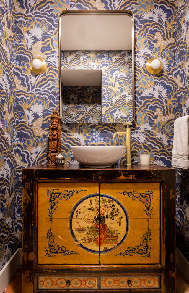 Kleine Asiatische Gästetoilette mit gelben Schränken, Aufsatzwaschbecken, Waschtisch aus Holz und freistehendem Waschtisch in Los Angeles