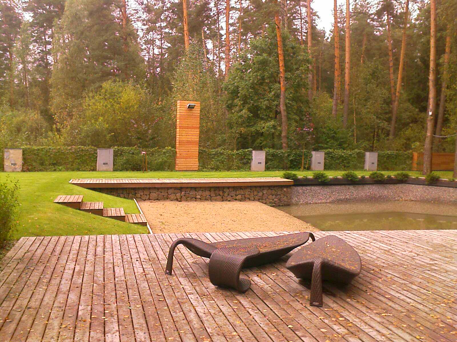 Дом в соснах у пруда