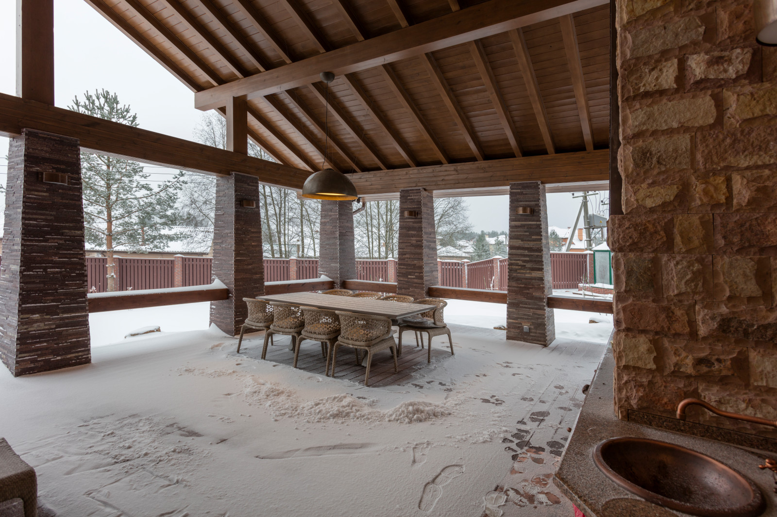 Обеденный стол.