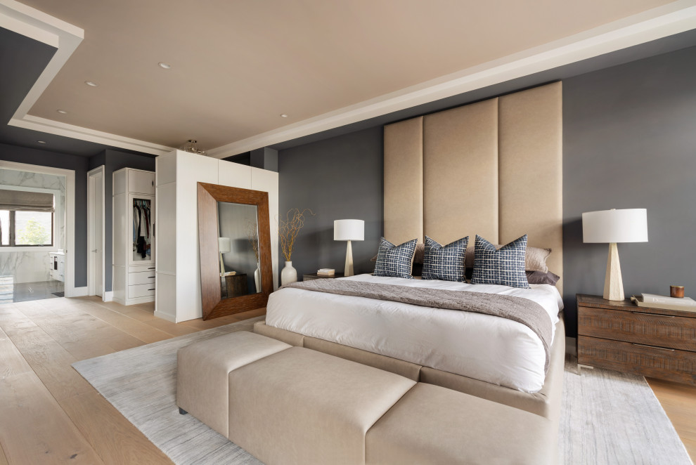 Идея дизайна: большая хозяйская спальня в стиле неоклассика (современная классика) с синими стенами, светлым паркетным полом, коричневым полом и многоуровневым потолком
