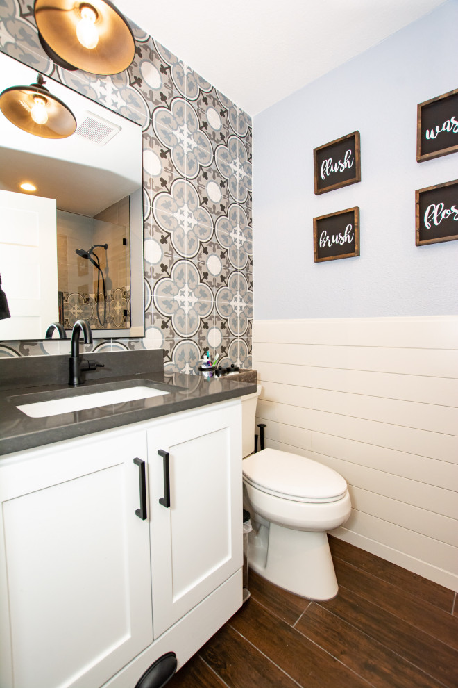 Idéer för lantliga grått en-suite badrum, med skåp i shakerstil, vita skåp, en öppen dusch, en toalettstol med separat cisternkåpa, beige kakel, cementkakel, klinkergolv i porslin, ett undermonterad handfat, bänkskiva i kvarts, brunt golv och med dusch som är öppen