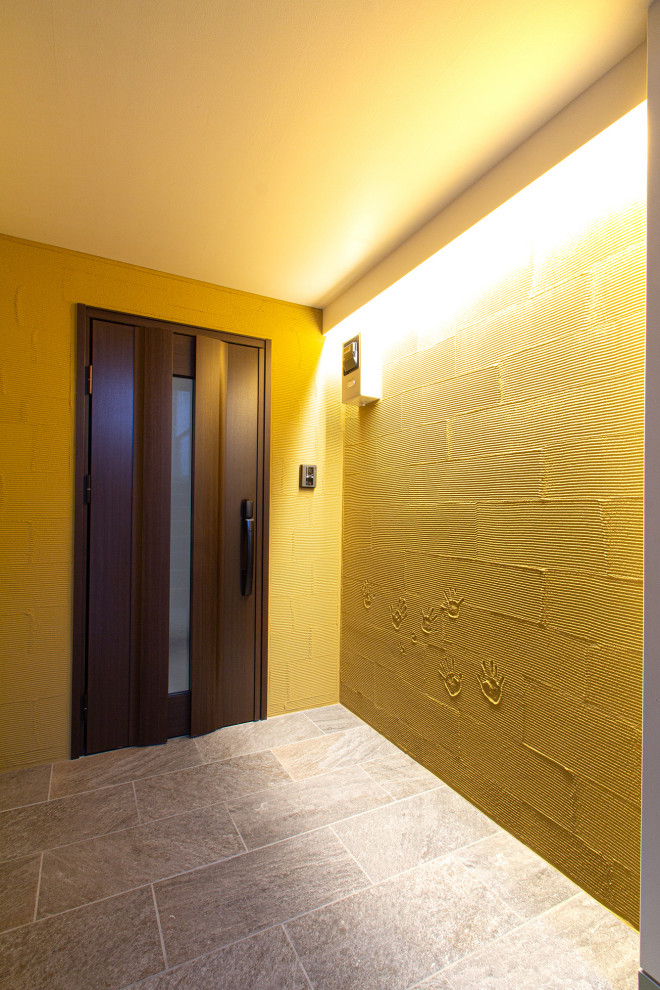 На фото: маленькое фойе в стиле рустика с желтыми стенами, полом из керамической плитки, одностворчатой входной дверью, входной дверью из темного дерева, серым полом, потолком из вагонки и стенами из вагонки для на участке и в саду