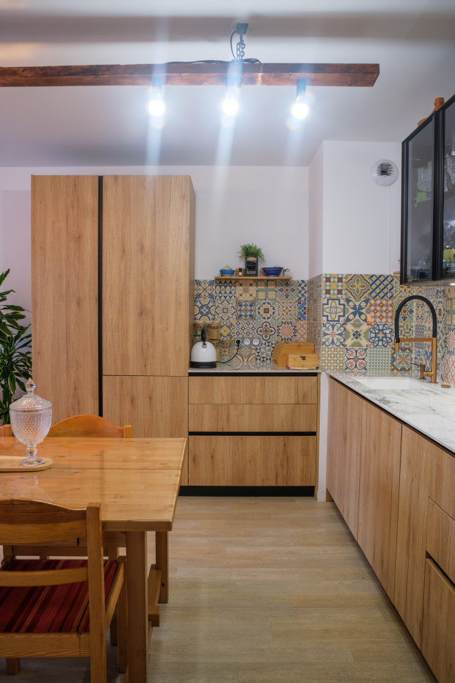 Idee per una cucina moderna di medie dimensioni con lavello integrato, ante a filo, ante in legno scuro, paraspruzzi con piastrelle di cemento, elettrodomestici da incasso, pavimento in laminato e top bianco