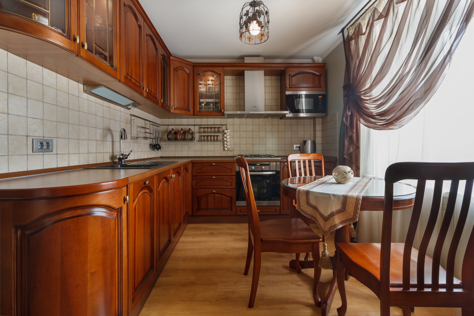 Трёхкомнатная квартира с кухней-гостиной в классическом стиле