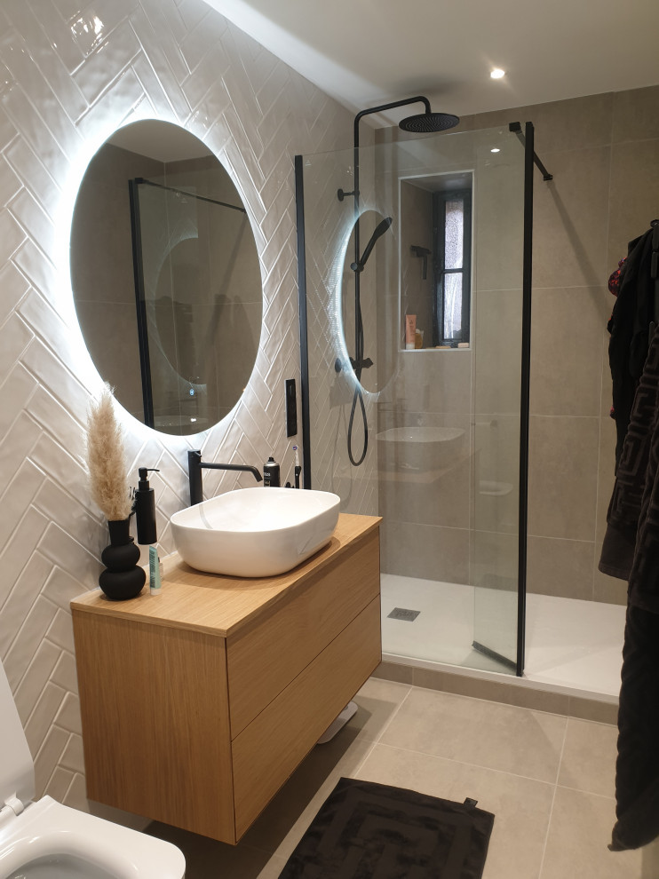 Foto de cuarto de baño único y flotante clásico renovado pequeño con ducha abierta, sanitario de pared, baldosas y/o azulejos blancos, azulejos en listel, aseo y ducha, lavabo encastrado, encimera de madera y casetón