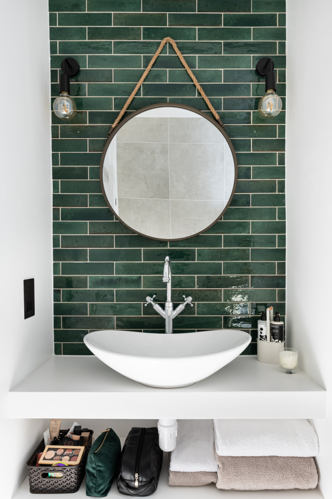 Industrial Badezimmer mit Duschbadewanne, grünen Fliesen, Einzelwaschbecken und eingebautem Waschtisch in London
