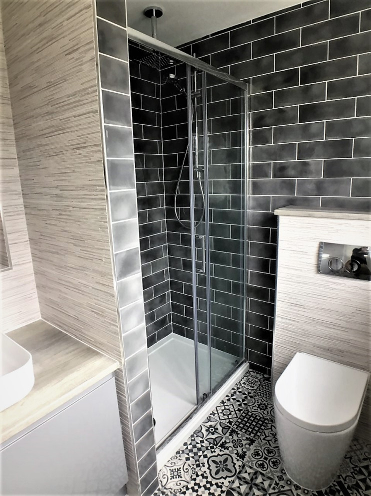 Idee per una piccola stanza da bagno padronale moderna con piastrelle grigie, pavimento in gres porcellanato, lavabo a bacinella e un lavabo