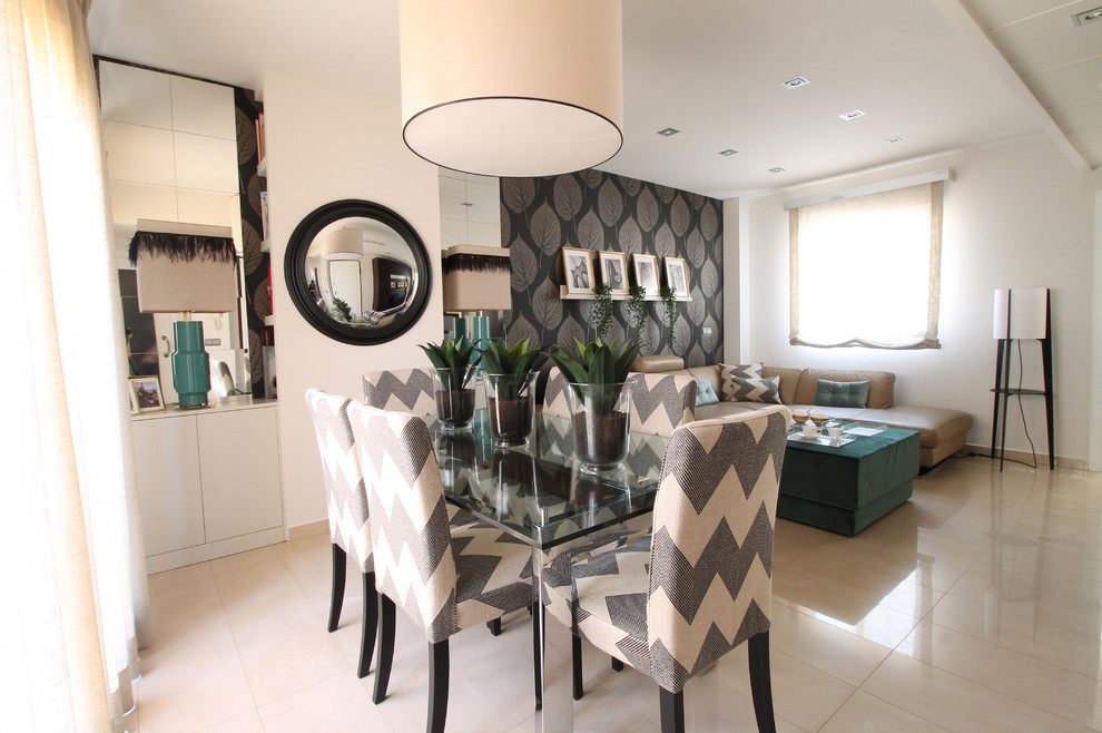 Foto de comedor actual de tamaño medio con paredes negras, suelo de mármol y suelo beige