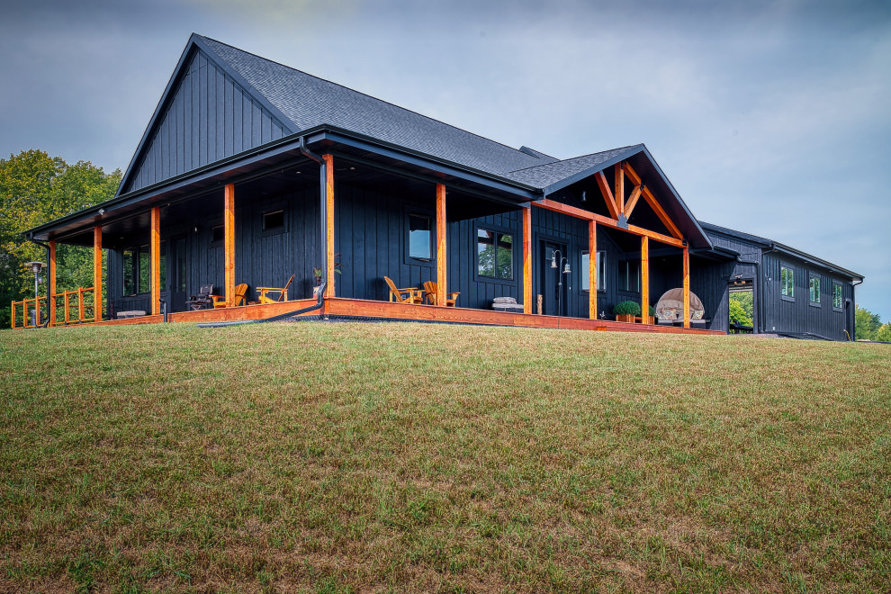 Idée de décoration pour une façade de maison bleue champêtre en bois et planches et couvre-joints de taille moyenne et de plain-pied avec un toit à deux pans, un toit en shingle et un toit gris.