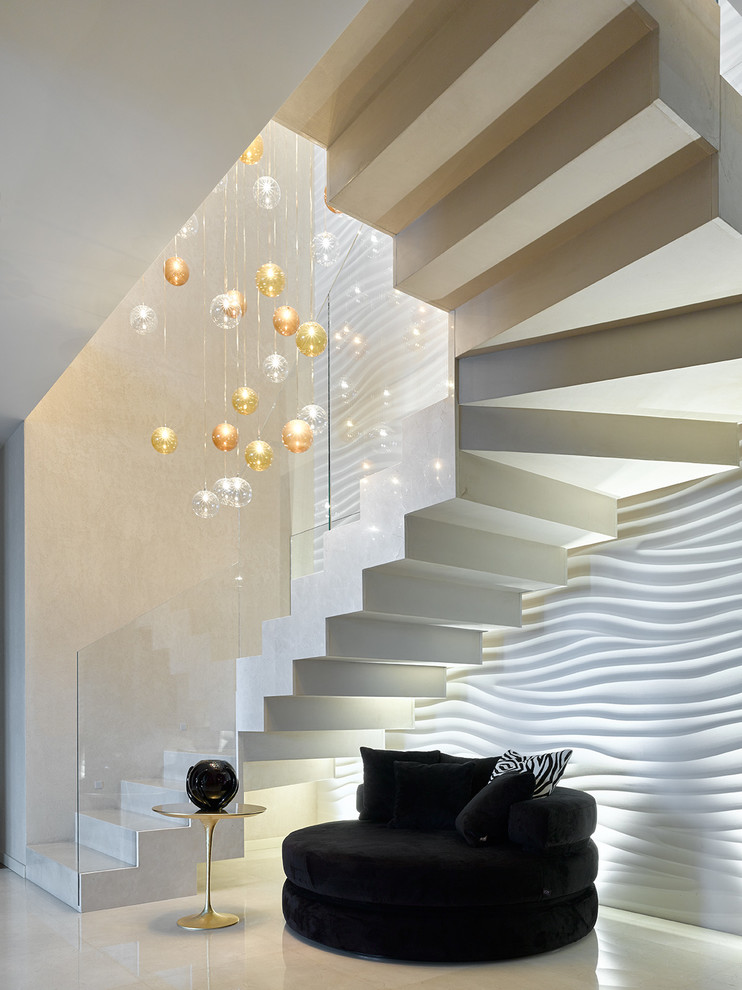 Двухуровневая квартира с лестницей из мрамора