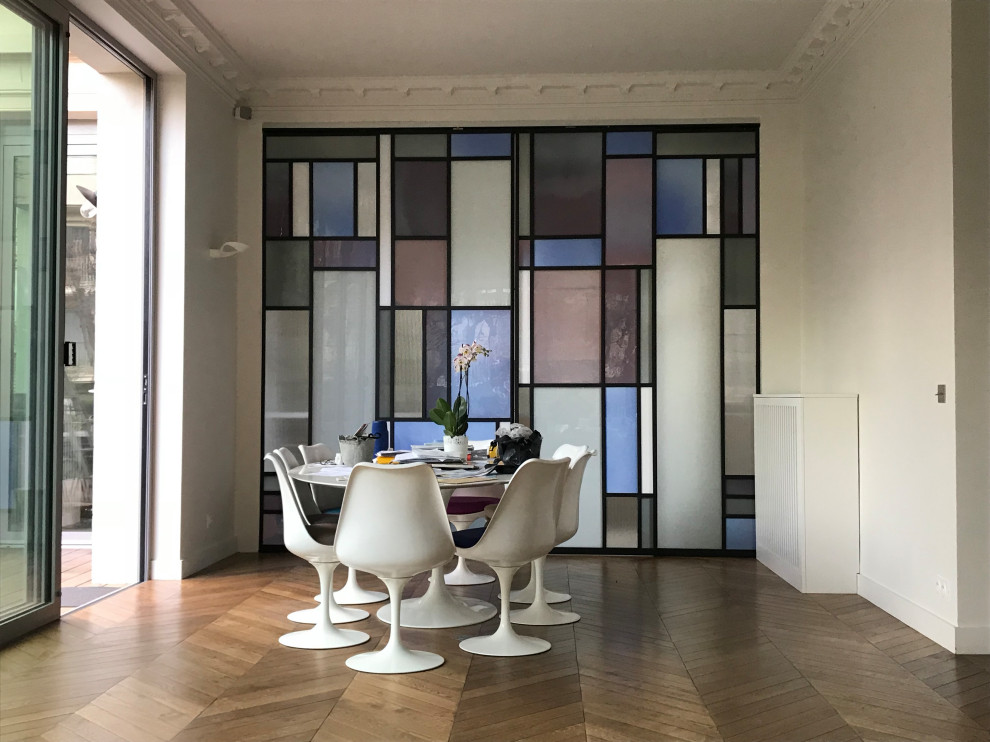 Großes Modernes Esszimmer mit weißer Wandfarbe, gebeiztem Holzboden, braunem Boden und Holzdielendecke in Paris