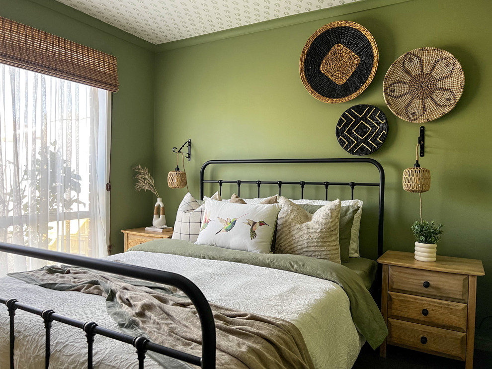 メルボルンにある中くらいなカントリー風のおしゃれな客用寝室 (緑の壁、カーペット敷き、暖炉なし、グレーの床、クロスの天井、羽目板の壁) のレイアウト