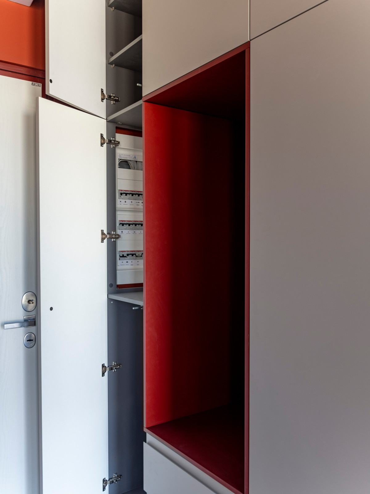 Большая стильная кухня в неоклассическом стиле в светлых тонах