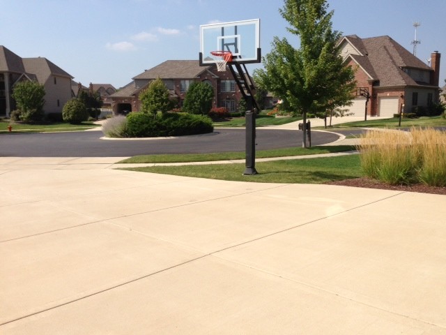 Photo of a large front yard partial sun outdoor sport court in Chicago.