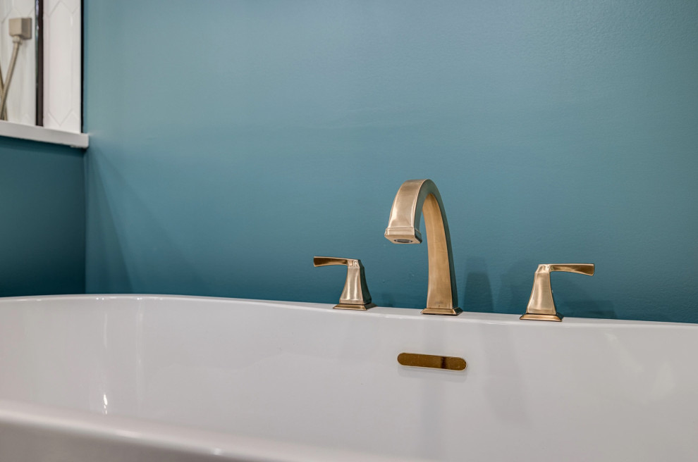 Свежая идея для дизайна: большая главная ванная комната в стиле фьюжн с фасадами в стиле шейкер, светлыми деревянными фасадами, отдельно стоящей ванной, угловым душем, унитазом-моноблоком, белой плиткой, керамической плиткой, синими стенами, полом из цементной плитки, накладной раковиной, столешницей из искусственного кварца, разноцветным полом, душем с распашными дверями, белой столешницей, сиденьем для душа, тумбой под две раковины и встроенной тумбой - отличное фото интерьера