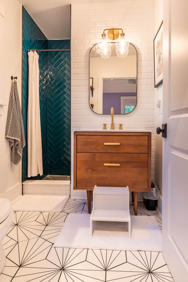 Стильный дизайн: маленькая ванная комната в стиле кантри с фасадами островного типа, коричневыми фасадами, угловым душем, белой плиткой, керамической плиткой, белыми стенами, полом из керамической плитки, душевой кабиной, монолитной раковиной, столешницей из искусственного кварца, белым полом, шторкой для ванной, желтой столешницей, тумбой под одну раковину и напольной тумбой для на участке и в саду - последний тренд