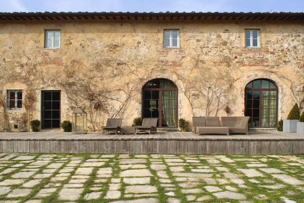 This is an example of a large country two-storey exterior in Florence.