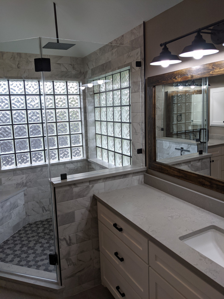 Inredning av ett klassiskt grå grått en-suite badrum, med skåp i shakerstil, vita skåp, en hörndusch, en toalettstol med hel cisternkåpa, vit kakel, klinkergolv i porslin, ett undermonterad handfat, bänkskiva i kvarts och dusch med gångjärnsdörr