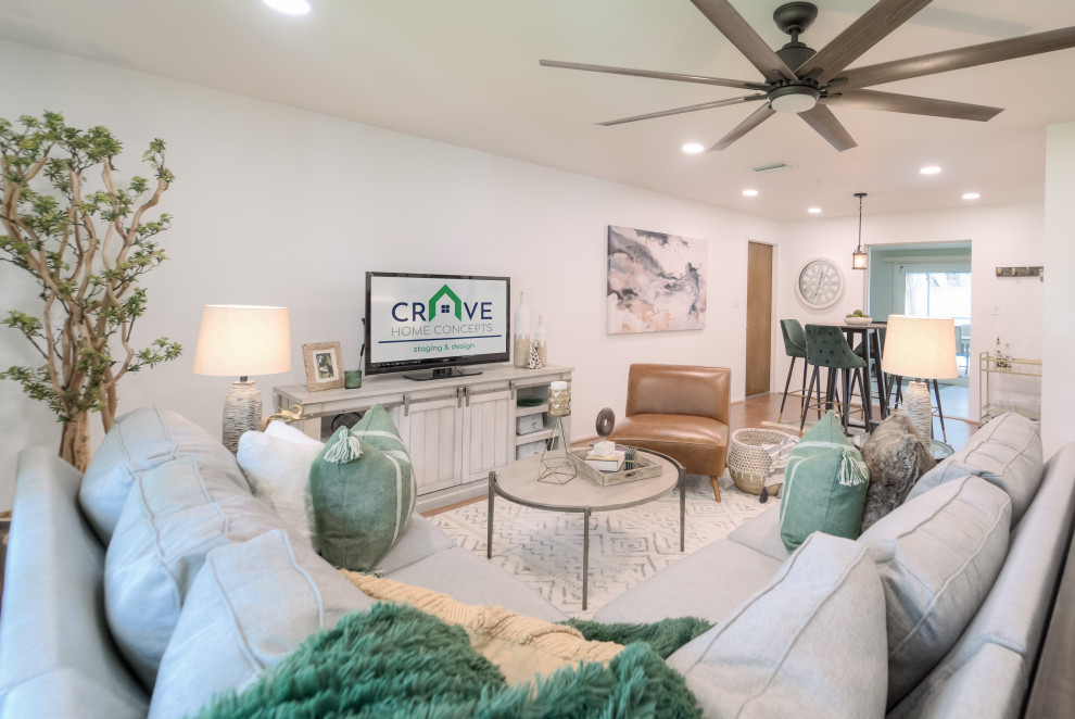 Example of a mountain style home design design in Tampa
