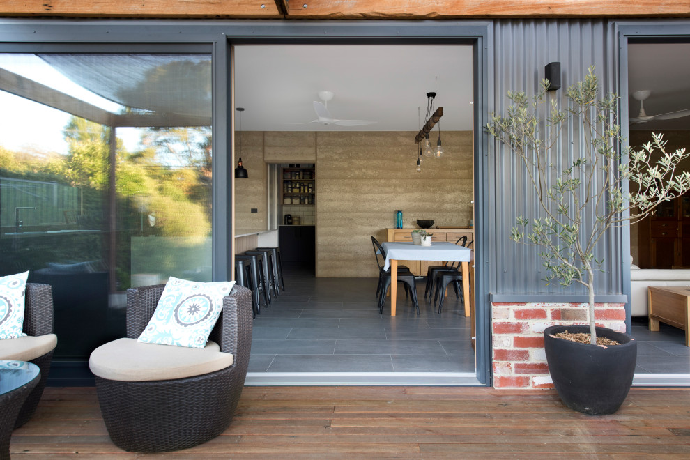 Mid-sized contemporary backyard deck in Canberra - Queanbeyan with a pergola.