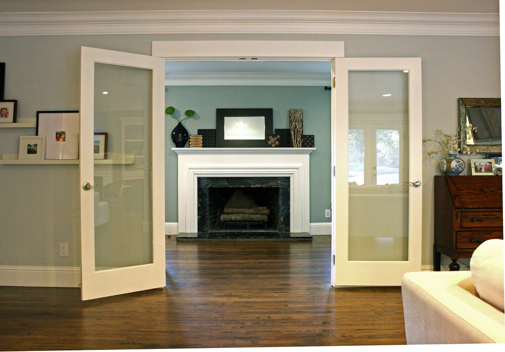 This is an example of a transitional family room in Dallas.