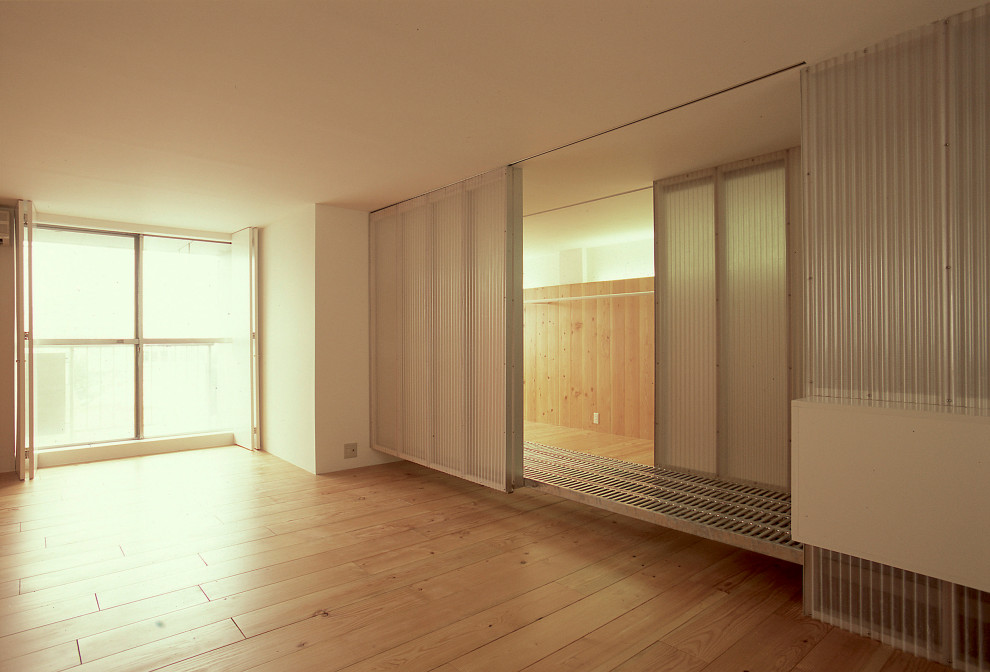 Ejemplo de salón abierto y blanco minimalista pequeño sin chimenea con paredes marrones, suelo de madera en tonos medios, televisor independiente, suelo marrón y madera