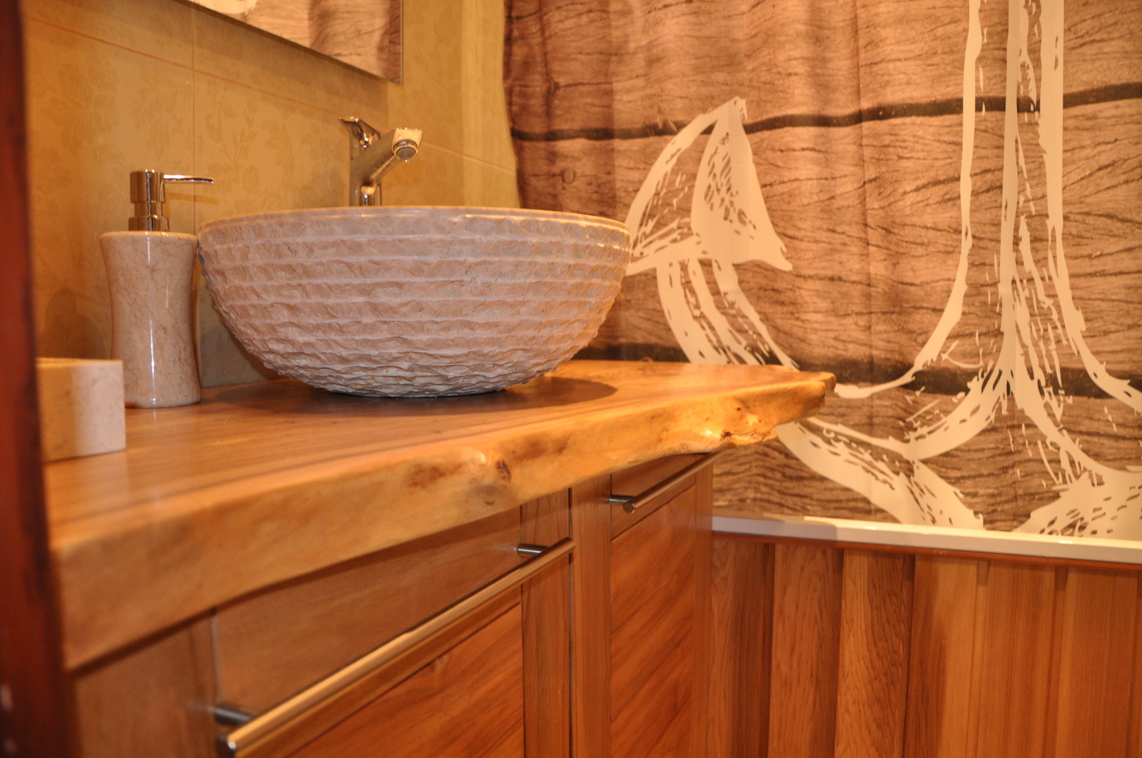 Столешница для ванной комнаты из слэба карагача