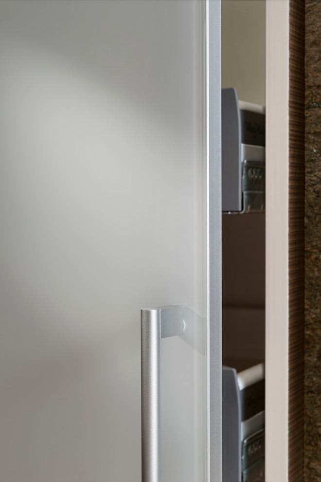 Transitional home design photo in Los Angeles