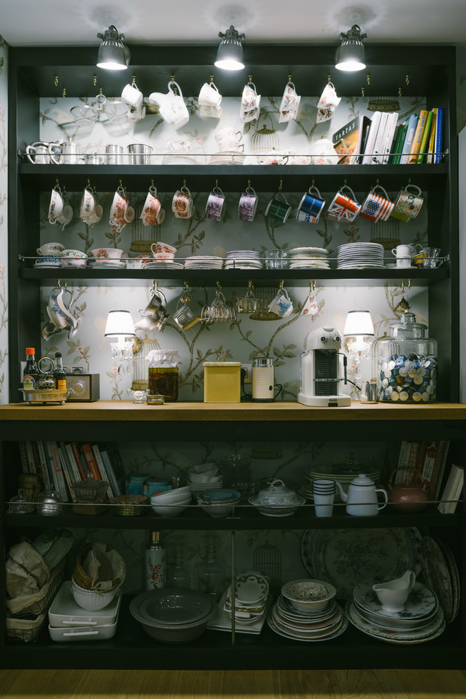This is an example of a traditional kitchen pantry in Madrid.