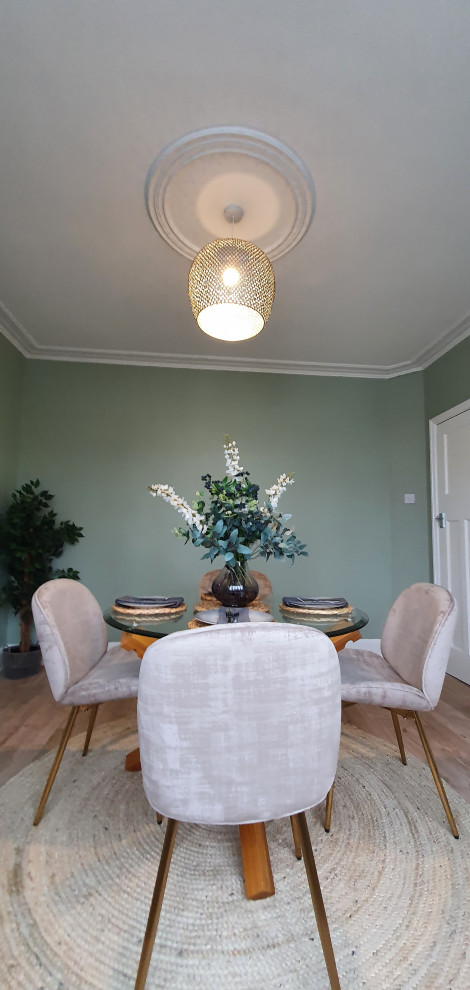 Idee per una sala da pranzo minimal chiusa e di medie dimensioni con pareti verdi, parquet chiaro, nessun camino, pavimento marrone e soffitto in legno