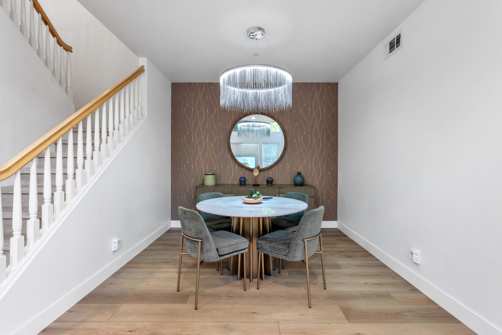 Immagine di una sala da pranzo aperta verso il soggiorno minimalista di medie dimensioni con pareti bianche, pavimento in vinile, nessun camino, pavimento beige e soffitto ribassato